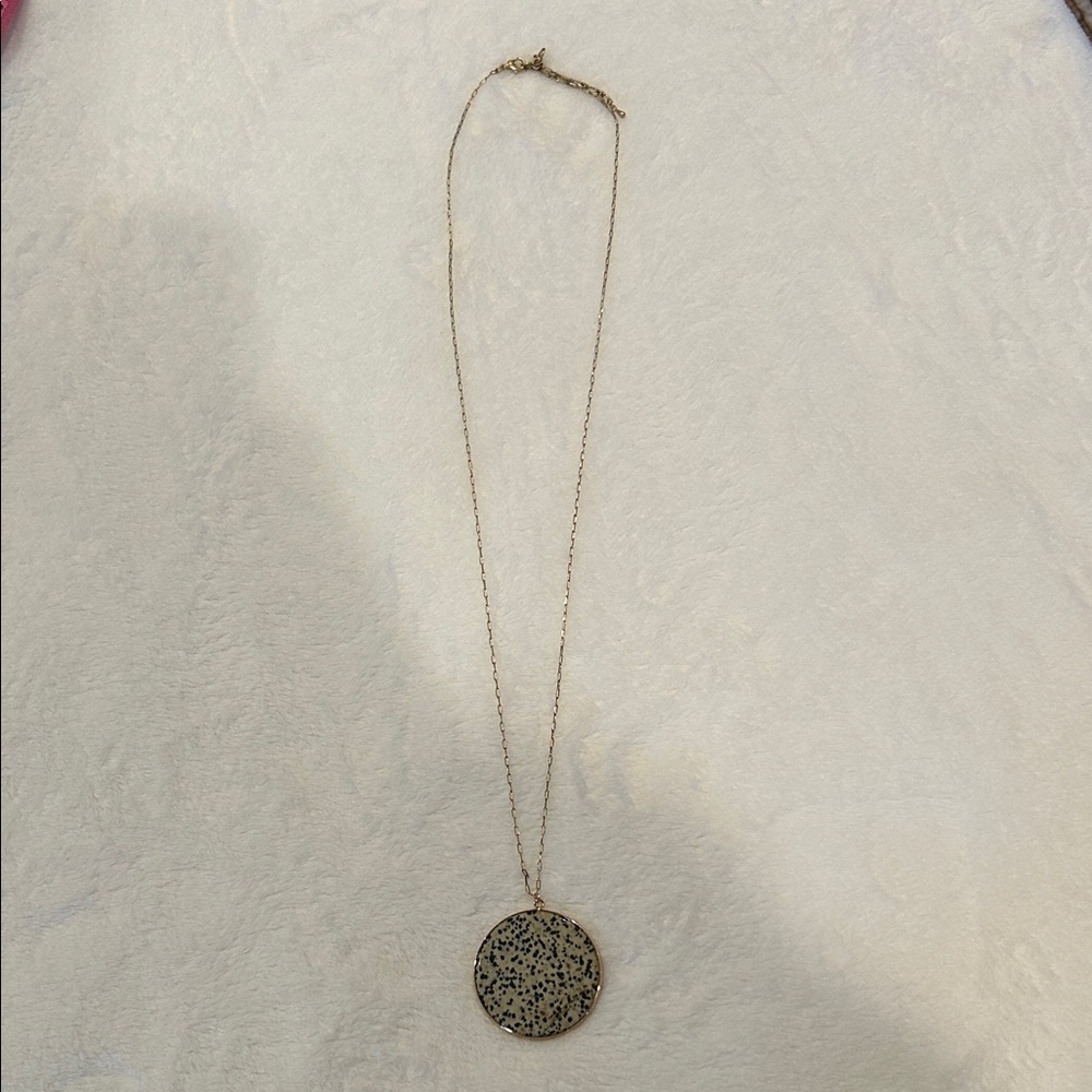Elegant Gold Pendant Necklace